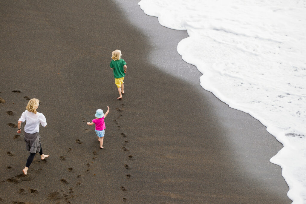 Dzieci z rodzicami na plaży