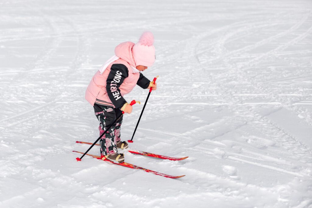 pierwsze razy na nartach bywają trudne dla dzieci