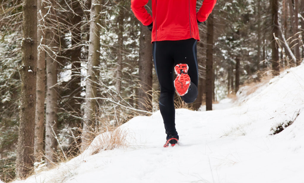 Wybierając się na zimowe bieganie pamiętaj o założeniu odpowiednich butów.