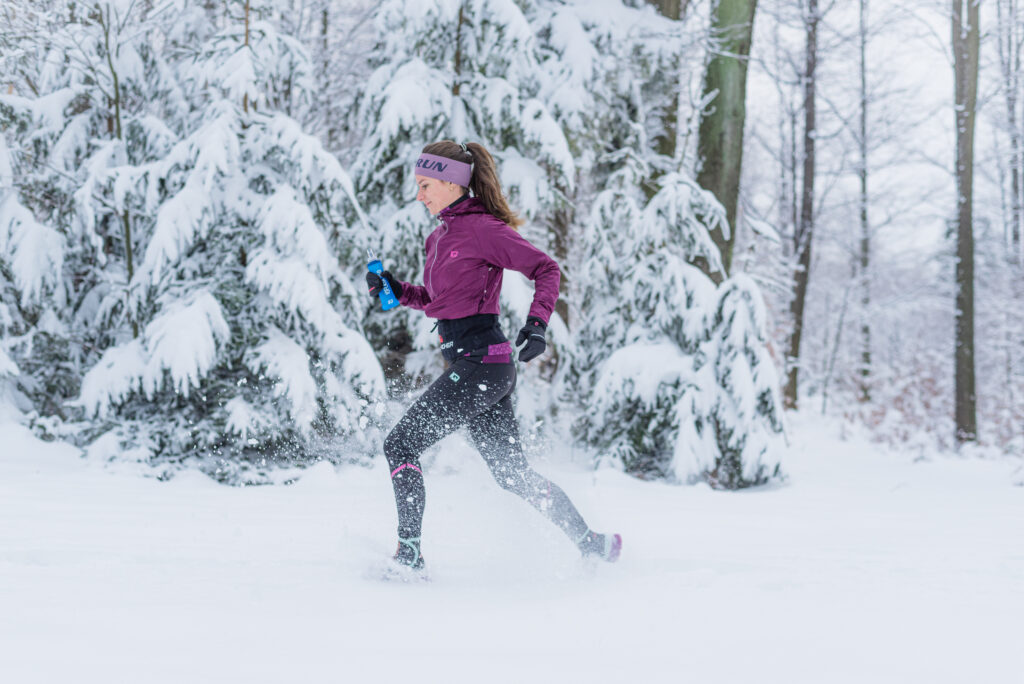 trucht podczas rozgrzewki przed bieganiem zimą ma za zadanie przystosować nasze ciało do niskiej temperatury