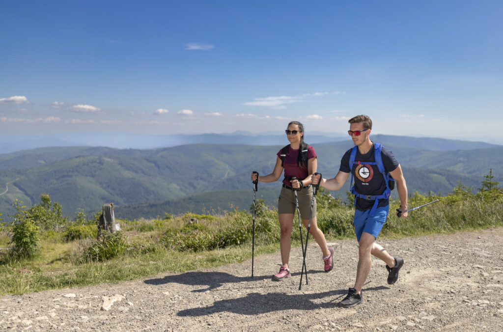 Kije trekkingowe są koniecznym dodatkiem zwłaszcza jeśli wybieramy się na trekking z obciążeniem