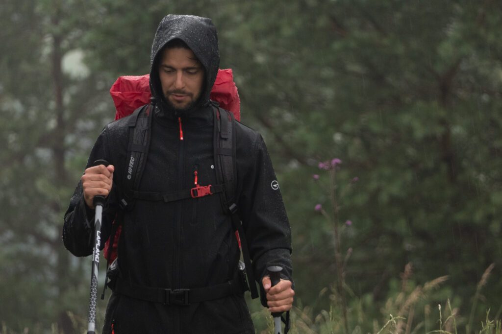 Prawidłowy trekking z kijami zmniejsza ryzyko przeciążenia stawów i kontuzji