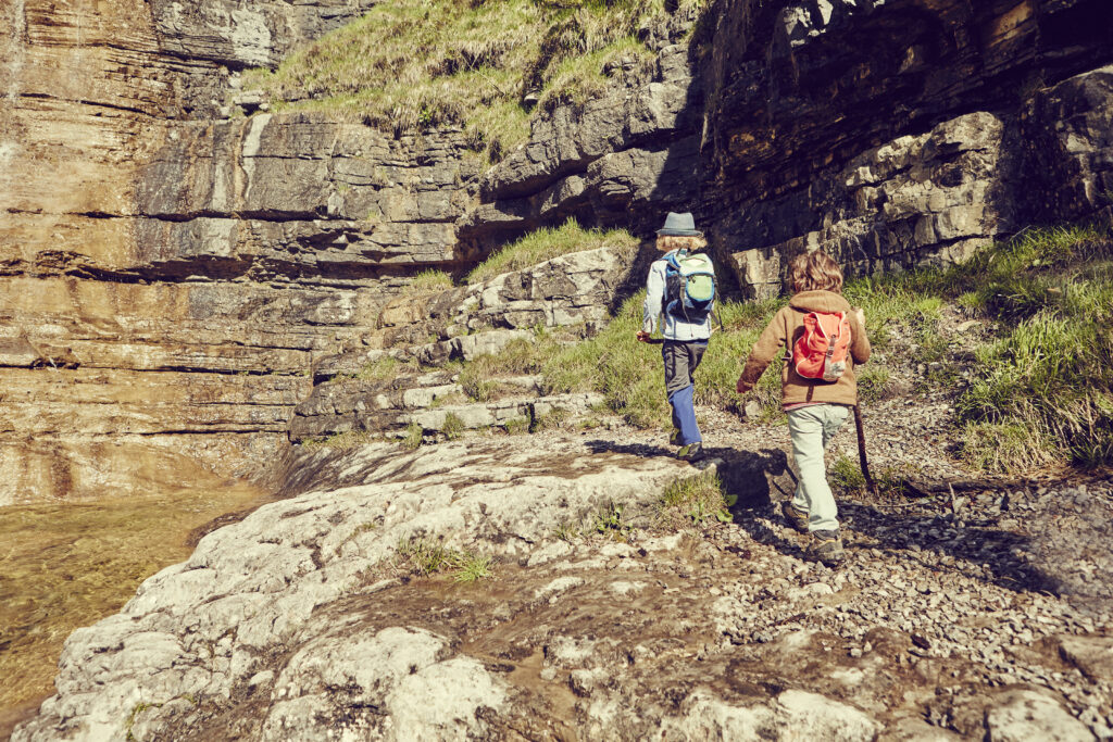 Podczas trekkingu warto zapewnić dzieciom atrakcje na szlaku