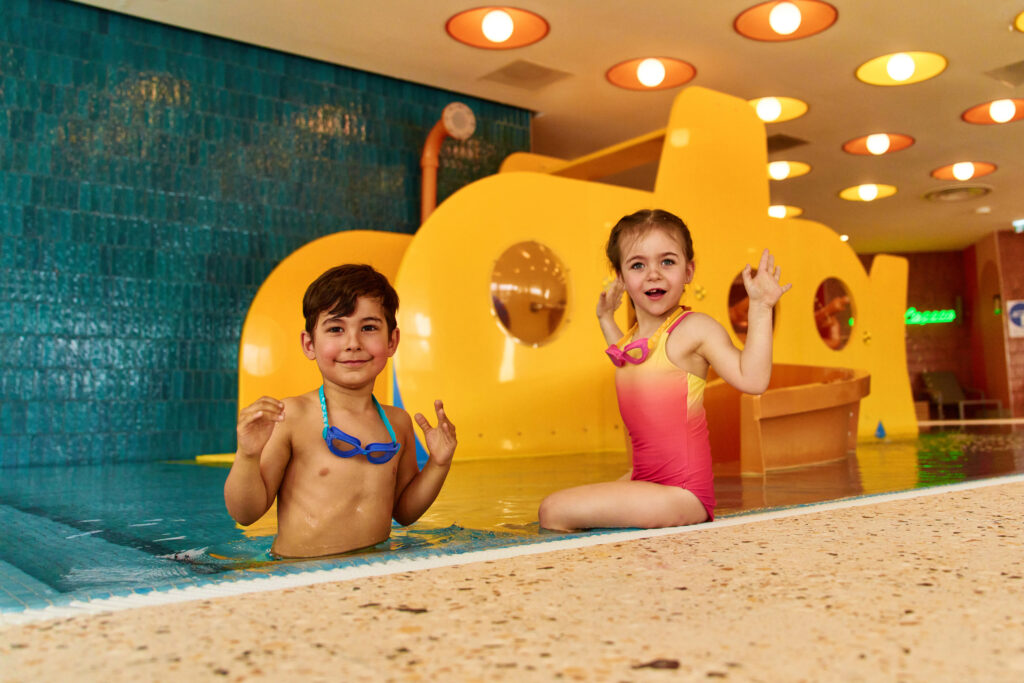Dzieci uwielbiają spędzać czas w w wodzie, datego czas spędzony na basenie będzie dla nich jednym z ulubionych podczas ferii
