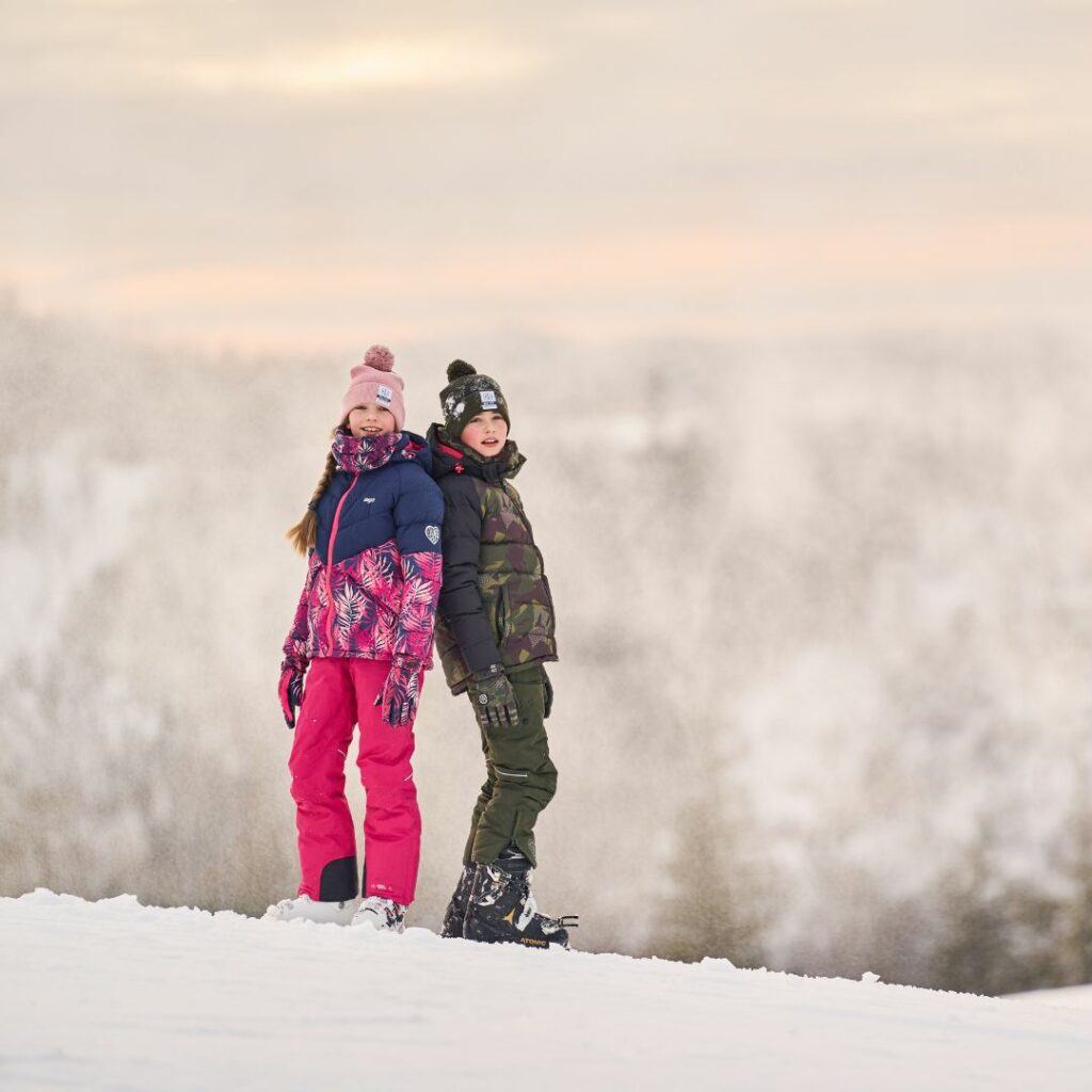 Odzież narciarska powinna być wykonana z technologicznych materiałów, które ochronią dzieci przed warunkami atmosferycznymi