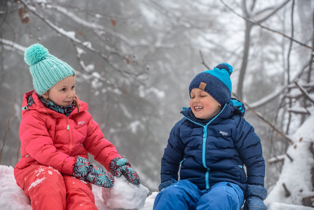 Zabawa na śniegu to zawsze świetny czas dla dzieci
