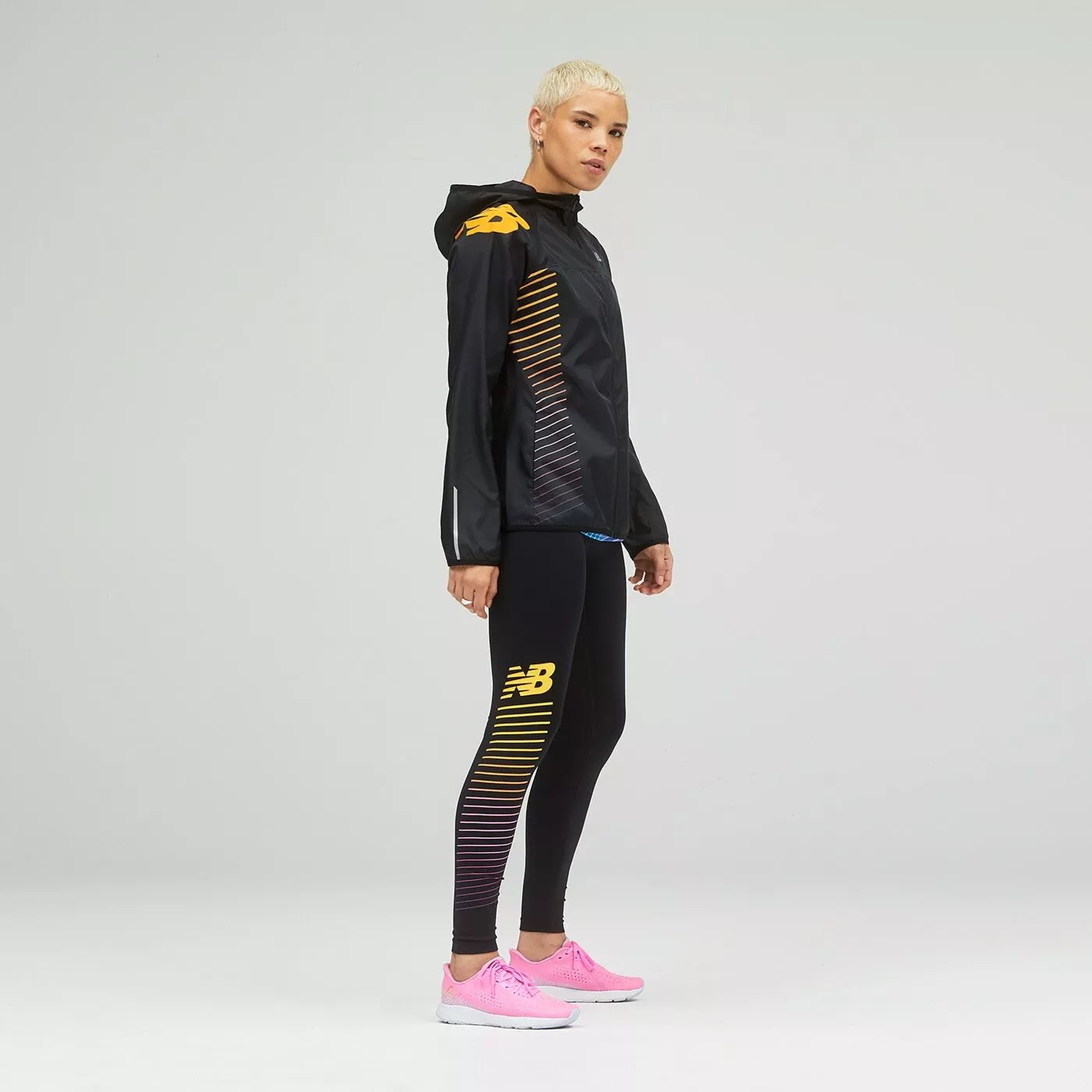 Damska Kurtka NEW BALANCE REFLECTIVE ACCELERATE WINDCHEATER JACKET NBWJ21227BM Internetowy Sklep Sportowy Martes Sport